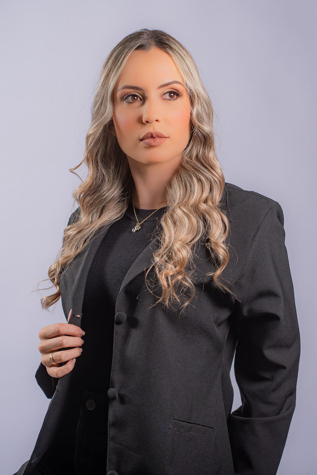 Dra. Thaís Guimarães, cirurgiã-dentista, em retrato profissional no consultório de odontologia estética