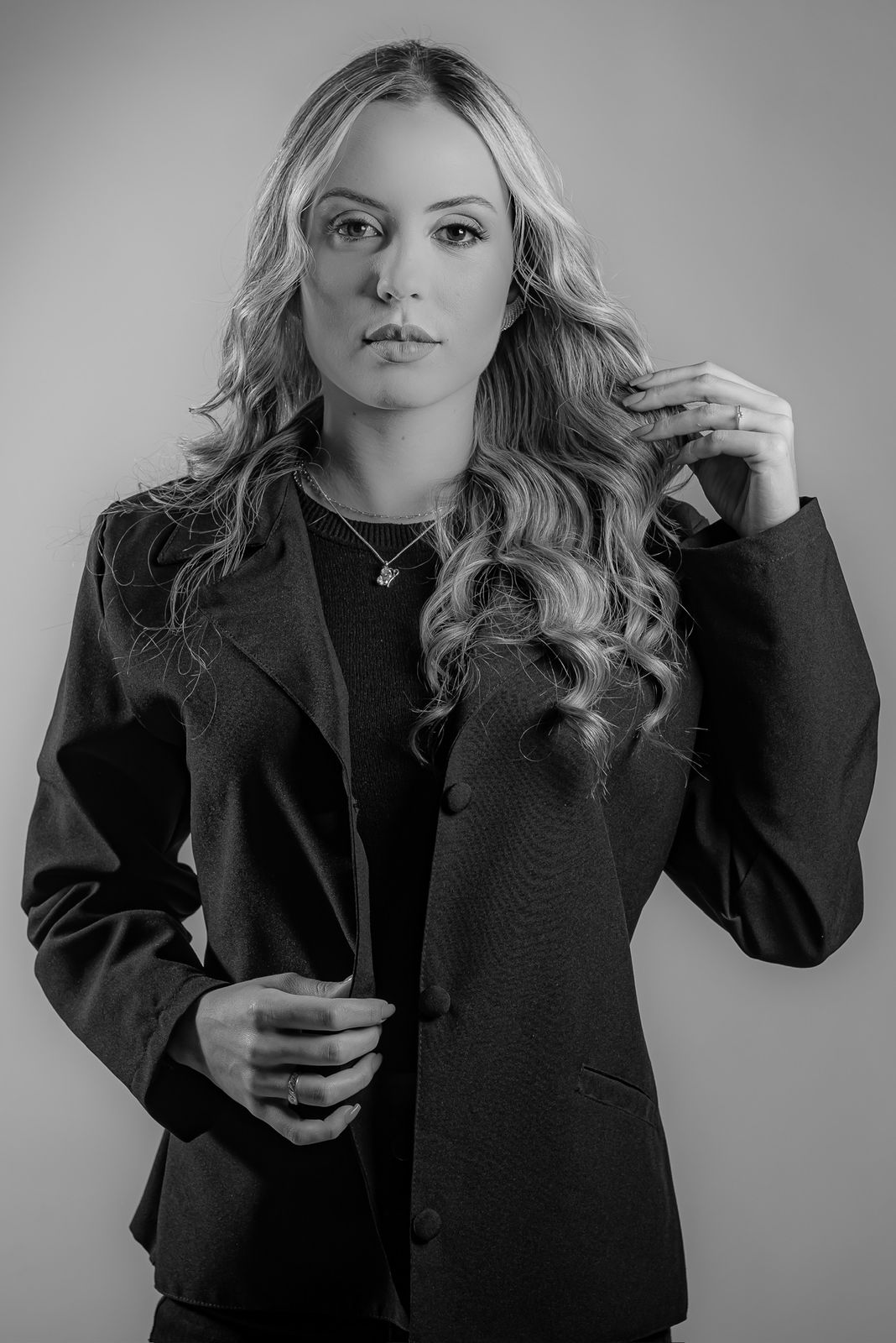 Dra. Thaís Guimarães, cirurgiã-dentista, retrato em preto e branco