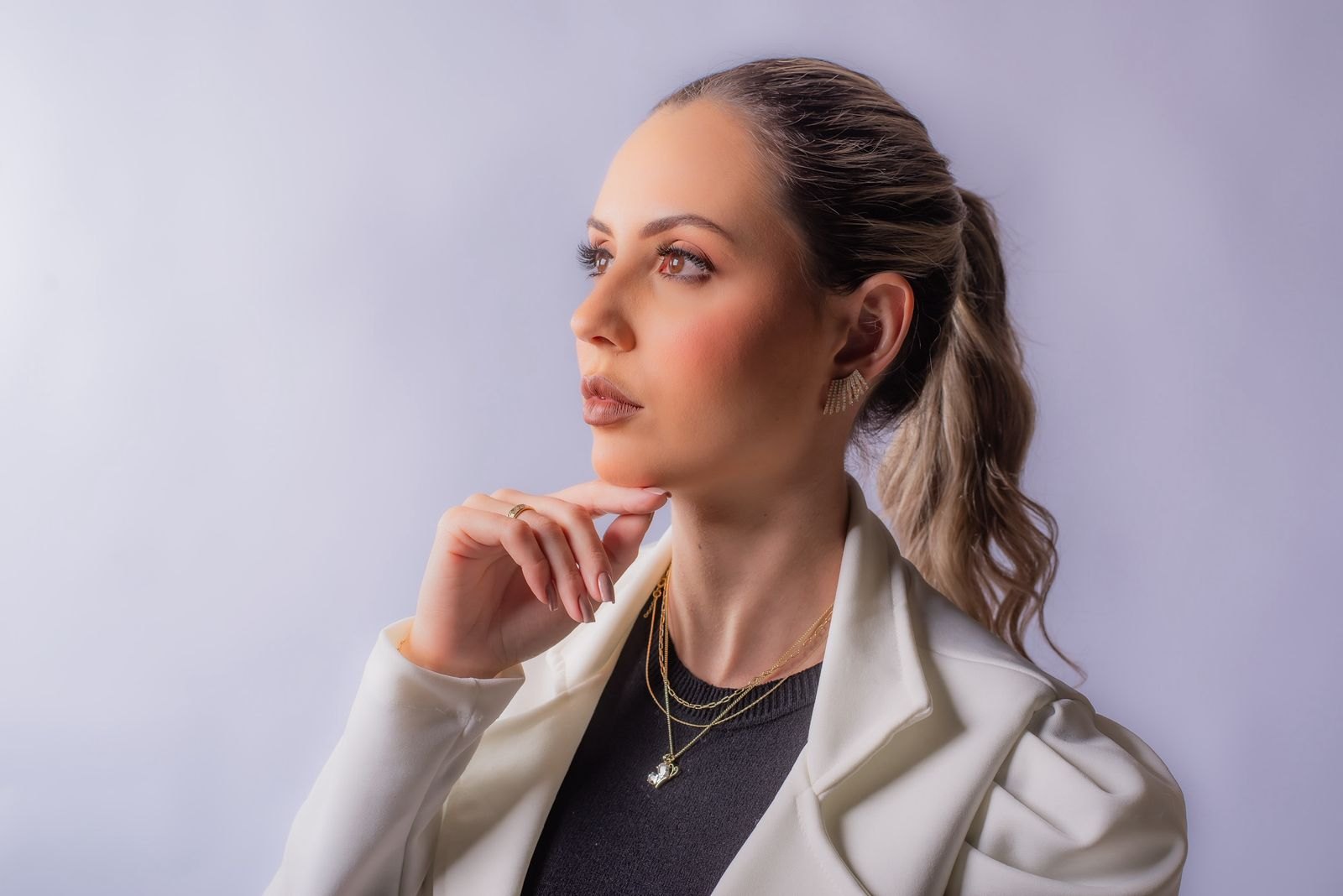 Dra. Thaís Guimarães, cirurgiã-dentista, em retrato profissional de perfil